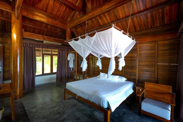 Quels sont les conseils pour camper en sécurité dans une région de montagnes avec des pentes abruptes?