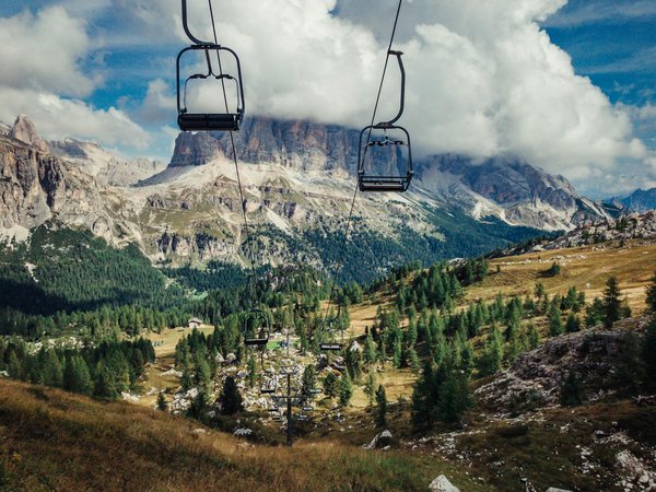 Quels sont les conseils pour camper en toute sécurité en région de falaises en été?